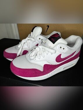 Nike Women’s size 8.5 White & sport fuchsia air max 1 great condition